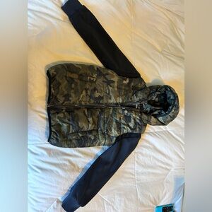 Under Armour boys YS camo coat - excellent condition
